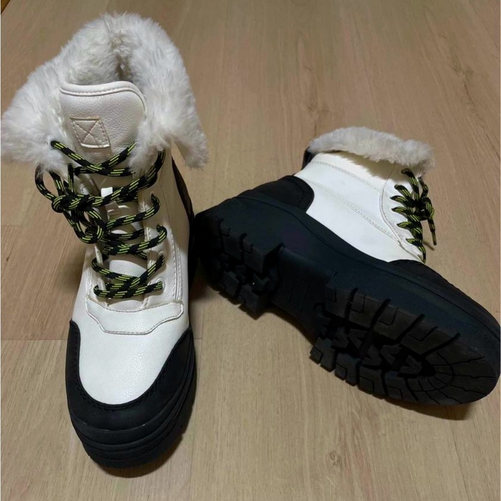 Snow boots